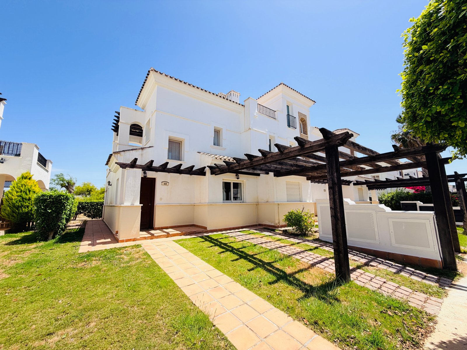 Beautiful End-Terrace Frontline Golf Townhouse – La Torre Golf